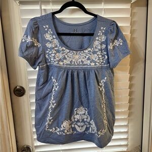Women’s Short Sleeve Embroidered Scoop-Neck Top in Light Blue